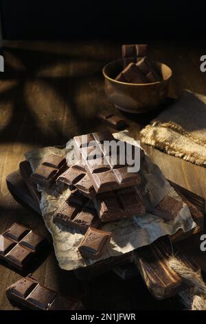 pila di barrette di cioccolato su un vassoio di legno Foto Stock