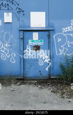 Porta di uscita antincendio all'esterno di un edificio di fabbrica, Glasgow, Scozia, Regno Unito Foto Stock