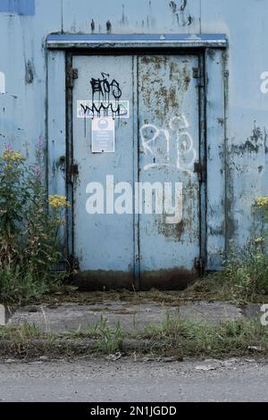 Porta di uscita antincendio all'esterno di un edificio di fabbrica, Glasgow, Scozia, Regno Unito Foto Stock