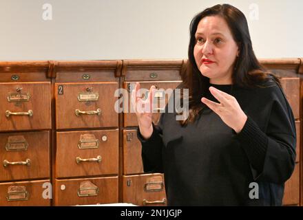 06 febbraio 2023, Brandeburgo, Potsdam: Manja Schüle (SPD), Ministro della Cultura e della Scienza dello Stato di Brandeburgo, si trova di fronte agli storici schedari durante un evento stampa presso l'Archivio di Stato di Brandeburgo. Nell'ambito di un progetto di ricerca, dal 2020 sono stati digitalizzati ed elaborati circa 42.000 fascicoli provenienti dall'ufficio di liquidazione dei patrimoni del presidente delle finanze di Berlino-Brandeburgo. I fascicoli documentano l'utilizzo sistematico da parte dei socialisti nazionali di persone perseguitate come ebraiche o ostili alla legge. I risultati del progetto aprono la possibilità di digitalmente i Foto Stock