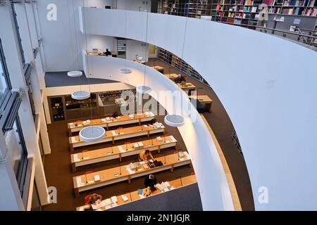 06 febbraio 2023, Brandeburgo, Potsdam: La sala di lettura pubblica dell'Archivio di Stato del Brandeburgo, fotografata durante un evento stampa. Nell'ambito di un progetto di ricerca, dal 2020 sono stati digitalizzati ed elaborati circa 42.000 file dell'Asset Recovery Office del presidente delle finanze di Berlino-Brandeburgo. I fascicoli documentano lo sfruttamento sistematico da parte dei socialisti nazionali di persone perseguitate come ebraiche o ostili alla legge. I risultati del progetto aprono la possibilità di indicizzare digitalmente indizi alle locazioni di arte e beni culturali saccheggiati. Foto: Bernd Settnik/dpa Foto Stock