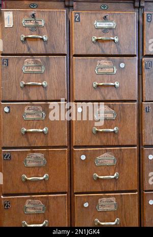 06 febbraio 2023, Brandeburgo, Potsdam: Storico archivio schede stand durante un evento stampa presso l'Archivio di Stato di Brandeburgo. Nell'ambito di un progetto di ricerca, dal 2020 sono stati digitalizzati ed elaborati circa 42.000 fascicoli provenienti dall'ufficio di liquidazione dei patrimoni del presidente delle finanze di Berlino-Brandeburgo. I fascicoli documentano lo sfruttamento sistematico da parte dei socialisti nazionali di persone perseguitate come ebraiche o ostili alla legge. I risultati del progetto aprono la possibilità di indicizzare digitalmente indizi alle locazioni di arte e beni culturali saccheggiati. Foto: Bernd Settnik/dpa Foto Stock