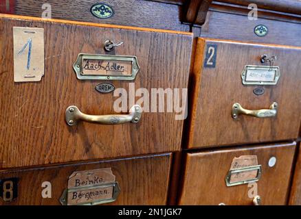 06 febbraio 2023, Brandeburgo, Potsdam: Storico archivio schede stand durante un evento stampa presso l'Archivio di Stato di Brandeburgo. Nell'ambito di un progetto di ricerca, dal 2020 sono stati digitalizzati ed elaborati circa 42.000 fascicoli provenienti dall'ufficio di liquidazione dei patrimoni del presidente delle finanze di Berlino-Brandeburgo. I fascicoli documentano lo sfruttamento sistematico da parte dei socialisti nazionali di persone perseguitate come ebraiche o ostili alla legge. I risultati del progetto aprono la possibilità di indicizzare digitalmente indizi alle locazioni di arte e beni culturali saccheggiati. Foto: Bernd Settnik/dpa Foto Stock