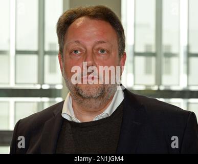 06 febbraio 2023, Brandeburgo, Potsdam: Mario Glauert, capo dell'Archivio di Stato del Brandeburgo, raffigurato in occasione di un evento stampa. Nell'ambito di un progetto di ricerca, dal 2020 sono stati digitalizzati ed elaborati circa 42.000 file dell'Asset Recovery Office del presidente delle finanze di Berlino-Brandeburgo. I fascicoli documentano lo sfruttamento sistematico da parte dei socialisti nazionali di persone perseguitate come ebraiche o ostili alla legge. I risultati del progetto aprono la possibilità di indicizzare digitalmente le informazioni sui luoghi dell'arte saccheggiata e dei beni culturali. Foto: Bernd Settnik/dpa Foto Stock