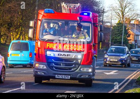 FIRE & RESCUE Response Preston, Lancashire, UK Weather. 6 Feb 2023. NHS Emergency One Fire & Rescue Team traghetti pazienti che necessitano di un trattamento immediato al Preston Royal Hospital Foto Stock