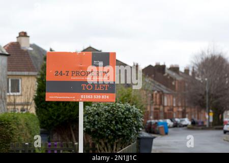 Agente immobiliare per lasciare bordo fuori di una casa, Scozia, Regno Unito, Europa Foto Stock