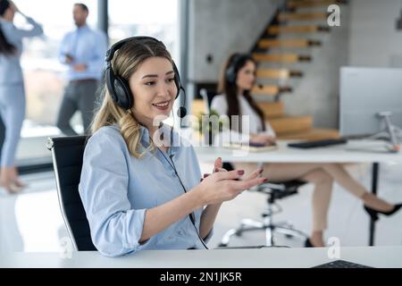 Bella donna in viaggio d'affari che lavora all'ufficio del servizio clienti. Foto Stock