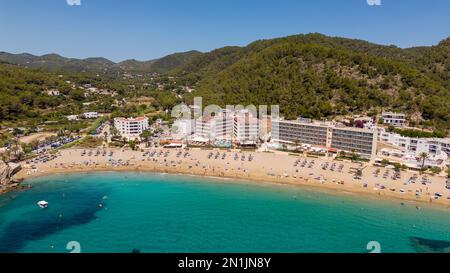 La foto del 14th luglio mostra i fortunati vacanzieri che l'hanno fatta sulla spiaggia di Cala San Vicente, Ibiza, il Giovedi mattina.molti viaggiatori Foto Stock