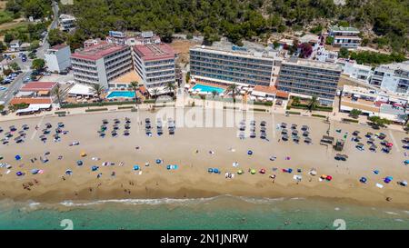 La foto del 14th luglio mostra i fortunati vacanzieri che l'hanno fatta sulla spiaggia di Cala San Vicente, Ibiza, il Giovedi mattina.molti viaggiatori Foto Stock