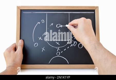 mano di un allenatore di basket che disegna una tattica di gioco con gesso bianco sulla lavagna su sfondo bianco Foto Stock