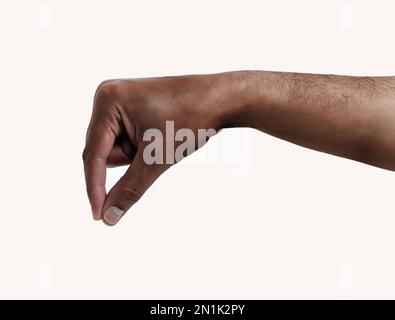 Mano di un uomo africano che appende qualcosa isolato sul bianco Foto Stock