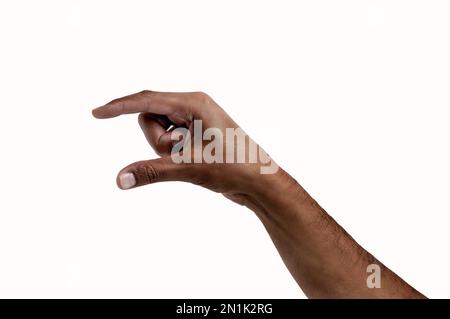 Mano africana che fa il simbolo che significa raccogliere su sfondo bianco Foto Stock