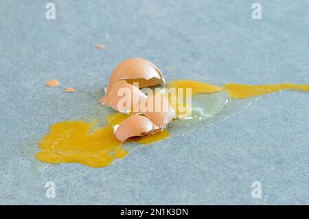 uovo rotto sul pavimento della cucina Foto Stock