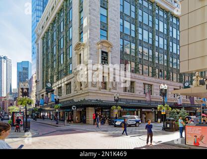 Centro di Boston: Il Burnham Building, costruito nel 1912 come grande magazzino di Filene, è stato riportato alla sua gloria Beaux Arts, tra cui un'opera in ferro ornata. Foto Stock