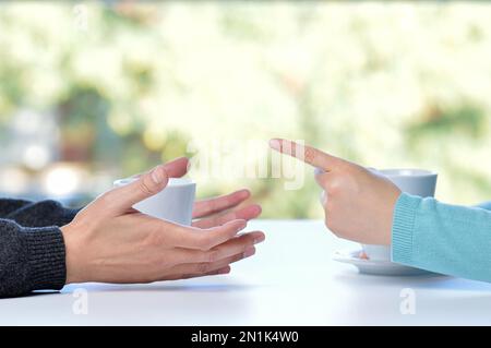 Primo piano delle mani di coppia che discutono a casa Foto Stock