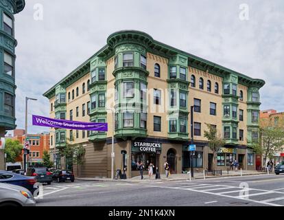 Boston: 149 Washington Avenue, appartamenti bassi e fast food, di fronte al Berklee College of Music nel quartiere di Fenway-Kenmore. Foto Stock