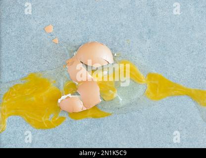 uovo rotto sul pavimento della cucina Foto Stock