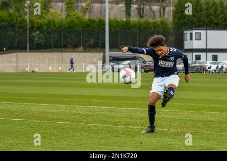 Swansea, Galles. 4 febbraio 2023. Joshua Stephenson di Millwall attraversa la palla durante il gioco della Professional Development League tra Swansea City Under 18 e Millwall Under 18 alla Swansea City Academy di Swansea, Galles, Regno Unito, il 4 febbraio 2023. Credit: Duncan Thomas/Majestic Media. Foto Stock