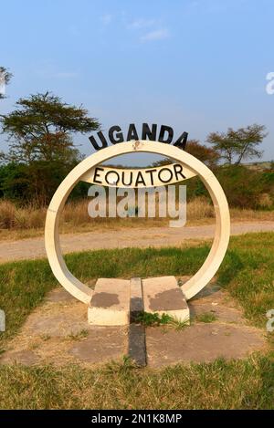 Indicatore equatore stradale in Uganda. Foto Stock