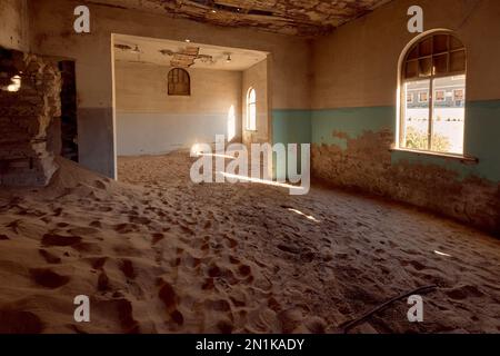 Camera piena di sabbia nella vecchia panetteria a Kolmanskop Ghost Town, Namibia. Immagine fotografica elaborata e creativa. Foto Stock