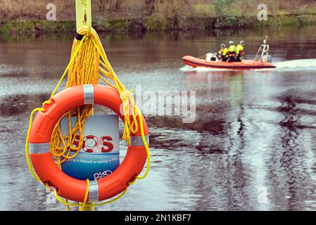 Glasgow, Scozia, Regno Unito 6th febbraio 2023. Fiume Clyde ricerca come un cinghiale spara la zona sotto il ponte re George v sul Broomielaw . Credit Gerard Ferry/Alamy Live News Foto Stock