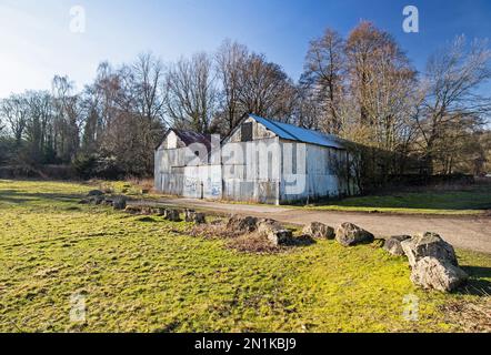 Rusty Barn su Cromford Meadows vicino a Matlock, Derbyshire Foto Stock