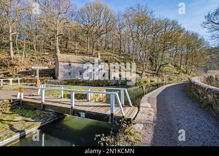 Aqueduct Cottage accanto al canale di Cromford vicino a Matlock Derbyshire. Il cottage era caduto in disfacimento solo per essere rinnovato. Foto Stock