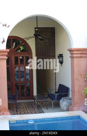 MERIDA, MESSICO - 28 OTTOBRE 2016 piscina tipica in un giardino privato al sole con sedie e tavoli Foto Stock