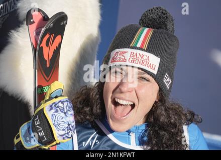 Meribel, Francia. 06th Feb, 2023. Sci alpino: Campionato del mondo: Combinato, donne: Federica Brignone, Italia, ride dopo lo slalom nelle Alpi combinate, al traguardo. I Campionati mondiali di sci si tengono a Courchevel e Meribel nelle Alpi francesi Credit: Michael Kappeler/dpa/Alamy Live News Foto Stock