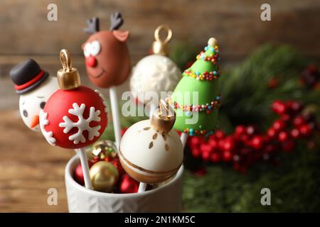 Deliziosa torta a tema natalizio schiocca su sfondo sfocato, primo piano Foto Stock