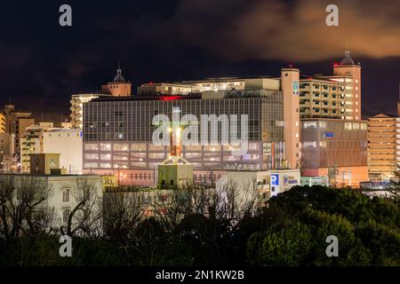 Akashi, Giappone - 25 gennaio 2023: Grande centro commerciale e edifici di appartamenti nel centro della città di notte Foto Stock