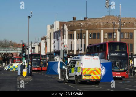 Londra, Regno Unito, 6 febbraio 2022: Il centro di Brixton è chiuso al traffico dopo una fatalità pedonale all'incrocio tra Brixton Hill e Coldharbour Lane. Un camion HGV colpì l'uomo e non si fermò, ma fu poi arrestato dalla polizia. Molte linee di autobus sono interrotte e un'aria tranquilla e solenne pervade la strada normalmente vivace Brixton. La polizia locale ha detto che le chiusure delle strade non sarebbero state chiarite prima del 6pm. Anna Watson/Alamy Live News Foto Stock