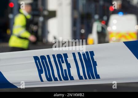 Londra, Regno Unito, 6 febbraio 2022: Il centro di Brixton è chiuso al traffico dopo una fatalità pedonale all'incrocio tra Brixton Hill e Coldharbour Lane. Un camion HGV colpì l'uomo e non si fermò, ma fu poi arrestato dalla polizia. Molte linee di autobus sono interrotte e un'aria tranquilla e solenne pervade la strada normalmente vivace Brixton. La polizia locale ha detto che le chiusure delle strade non sarebbero state chiarite prima del 6pm. Anna Watson/Alamy Live News Foto Stock