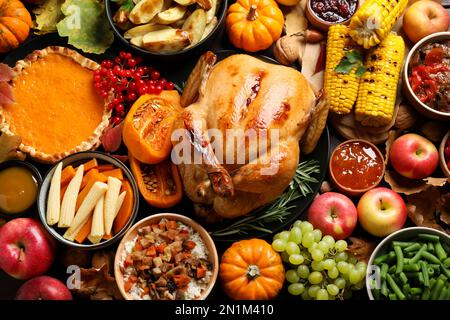 Festa tradizionale del giorno del Ringraziamento con deliziosi tacchino cotto e altri piatti di stagione come sfondo, vista dall'alto Foto Stock