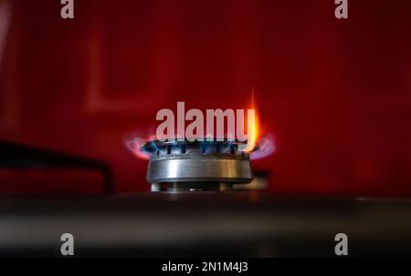 06 febbraio 2023, Assia, Francoforte sul meno: La fiamma di una stufa a gas brucia in una cucina. Il prezzo e la disponibilità del gas sono stati un tema ricorrente nella politica e nella società. Foto: Frank Rumpenhorst/dpa Foto Stock