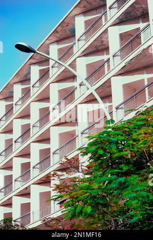 Facciata di un hotel di lusso abbandonato a Varosha, Famagosta, Cipro settentrionale. Sulle pareti e sul soffitto sono visibili segni di decadimento. Foto Stock