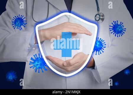 Immunologo e scudo con croce come simbolo di protezione da virus, primo piano Foto Stock