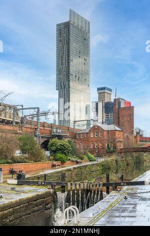 Guardando lungo il sentiero sul canale Rochdale verso la Beetham Tower Foto Stock