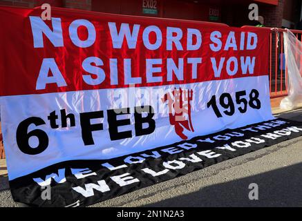 Manchester, Regno Unito. 06th Feb, 2023. La bandiera che commemora i Busby Babes come Manchester United segna il 65th° anniversario del disastro aereo di Monaco a Old Trafford, Manchester, Regno Unito, 6th febbraio 2023 (Foto di Conor Molloy/News Images) a Manchester, Regno Unito, il 2/6/2023. (Foto di Conor Molloy/News Images/Sipa USA) Credit: Sipa USA/Alamy Live News Foto Stock