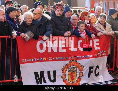 I fan si riuniscono come il Manchester United in occasione del 65th° anniversario del disastro aereo di Monaco a Old Trafford, Manchester, Regno Unito, 6th febbraio 2023 (Foto di Conor Molloy/News Images) Foto Stock