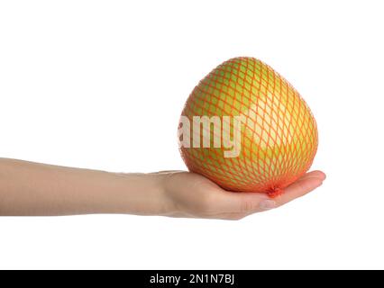 Uomo che tiene pomelo fresco in maglia su fondo bianco, primo piano Foto Stock