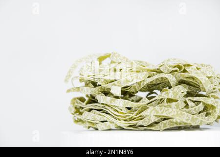 Tagliatelle pasta verde secca , spaghetti cucina casalinga italiana. Foto Stock