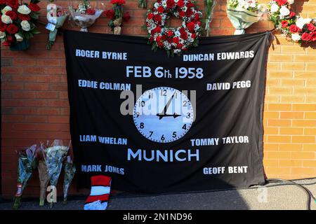 Manchester, Regno Unito. 06th Feb, 2023. La bandiera commemorativa del Manchester United segna il 65th° anniversario del disastro aereo di Monaco a Old Trafford, Manchester, Regno Unito, 6th febbraio 2023 (Foto di Conor Molloy/News Images) a Manchester, Regno Unito, il 2/6/2023. (Foto di Conor Molloy/News Images/Sipa USA) Credit: Sipa USA/Alamy Live News Foto Stock