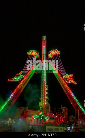 ripresa dal basso di un giro in fiera illuminato Foto Stock