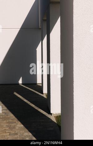 Ombra sul muro bianco. Texture. Bianco e nero Foto Stock