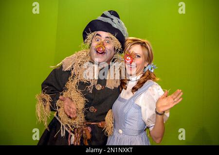 Heather Mills McCartney e Danny Baker vestiti come Dorothy e lo Scarecrow per l'iconica ripresa video 'Amarillo' di Peter Kay del 2005. Foto Stock