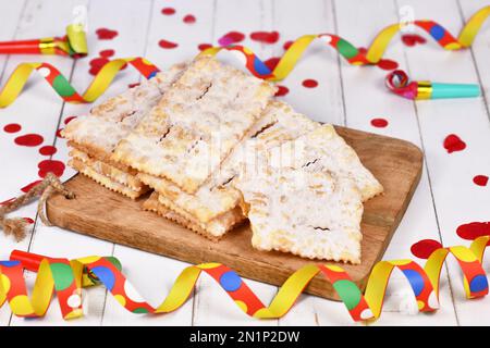 Spuntino fritto per dessert italiano per la stagione di carnevale chiamato 'Galani', 'Chiacchiere' o 'Cristoli' a seconda della regione. Conosciuto anche come Angel Wings pasticceria Foto Stock