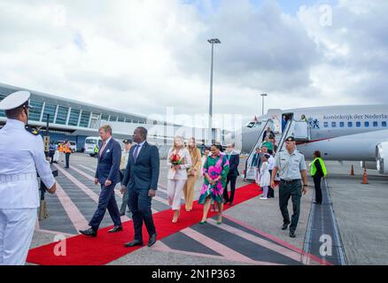 Re Willem-Alexander, la regina Maxima e la principessa Amalia dei Paesi Bassi arrivano all'aeroporto internazionale della principessa Juliana, il 06 febbraio 2023, per una visita di 2 giorni a St Maarten il 7th° giorno della visita ai Caraibi Foto: Albert Nieboer/Netherlands OUT/Point de Vue OUT Foto Stock