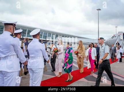 Re Willem-Alexander, la regina Maxima e la principessa Amalia dei Paesi Bassi arrivano all'aeroporto internazionale della principessa Juliana, il 06 febbraio 2023, per una visita di 2 giorni a St Maarten il 7th° giorno della visita ai Caraibi Foto: Albert Nieboer/Netherlands OUT/Point de Vue OUT Foto Stock