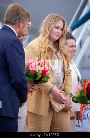 Re Willem-Alexander, la regina Maxima e la principessa Amalia dei Paesi Bassi arrivano all'aeroporto internazionale della principessa Juliana, il 06 febbraio 2023, per una visita di 2 giorni a St Maarten il 7th° giorno della visita ai Caraibi Foto: Albert Nieboer/Netherlands OUT/Point de Vue OUT Foto Stock